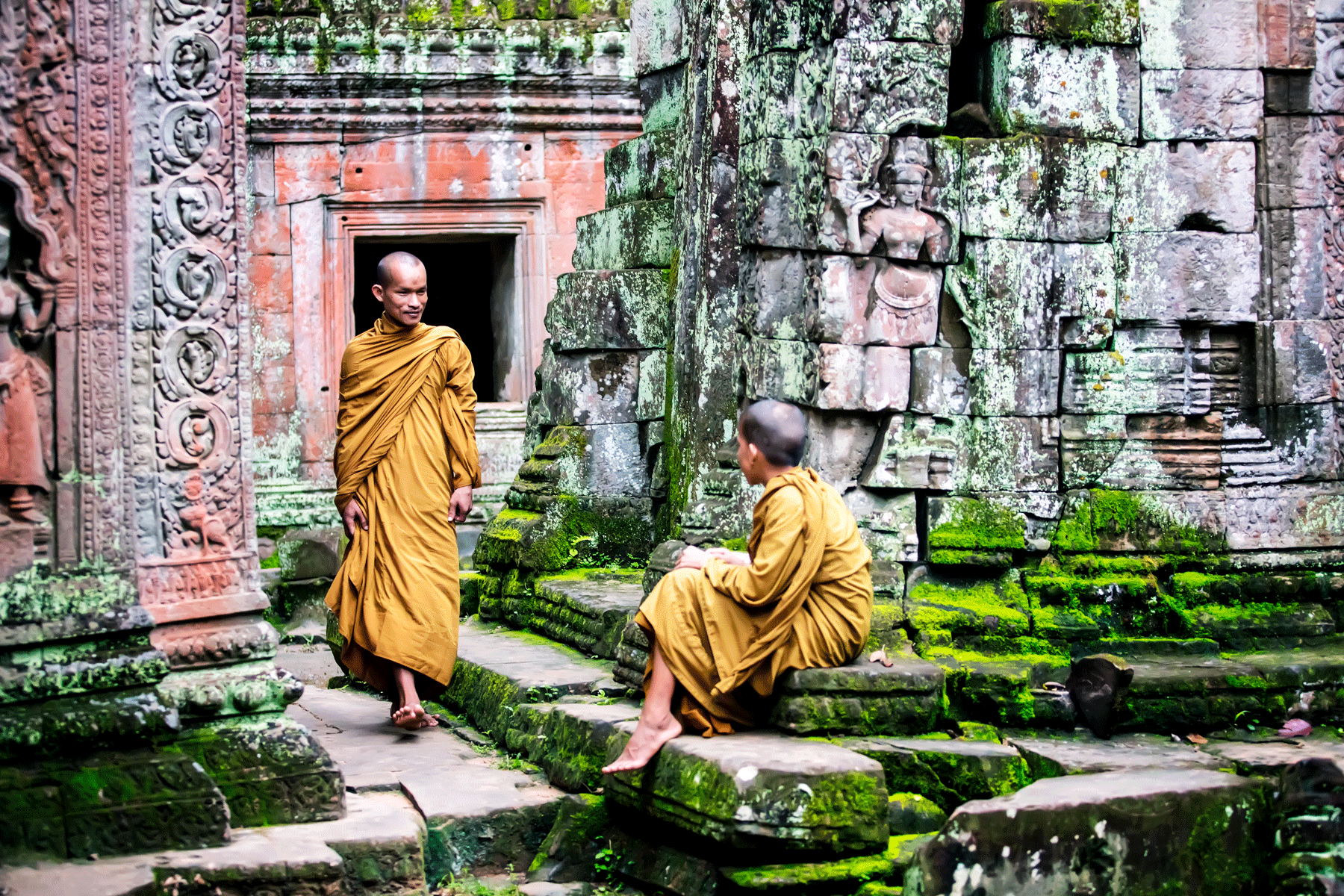 buddhist-monks-angkor-archeological-site