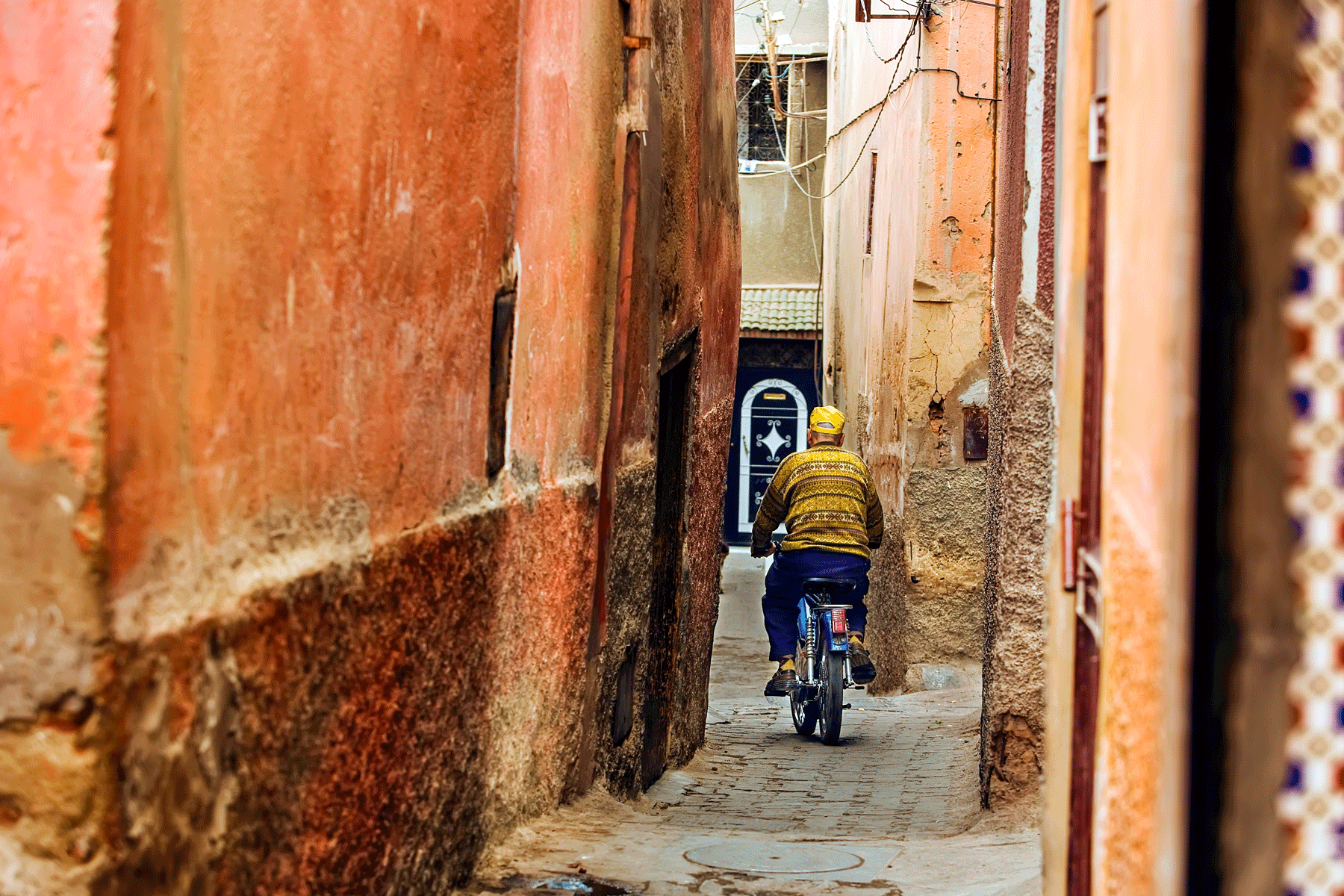marrakeck-morocco-man-scooter-alleyway
