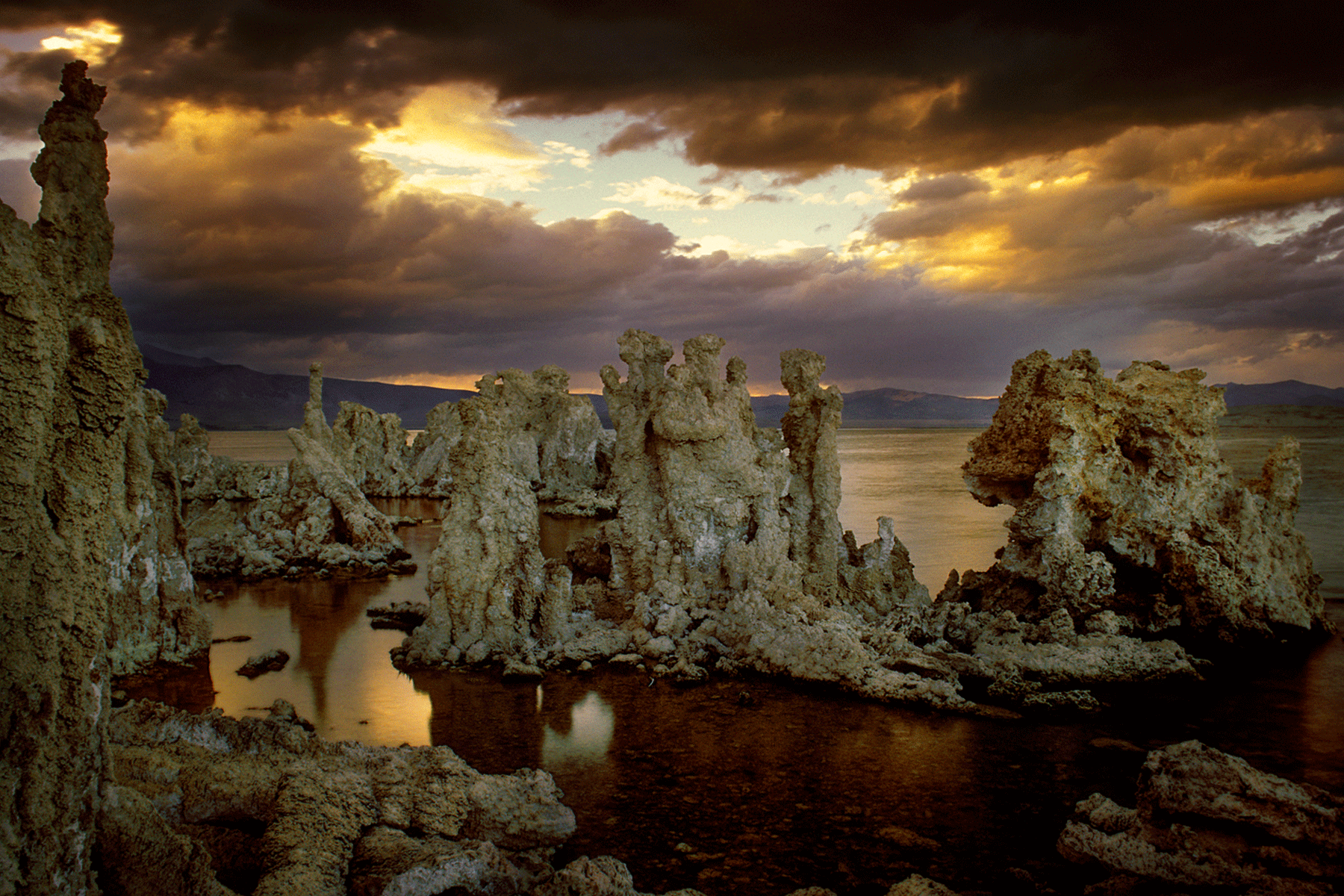 mono-lake-lee-vining-california-tufas